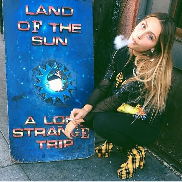 Meet your Posher, Sierra - Picture 1 of 7